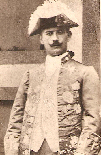 Antnio Muller Belard (1880-1944) vestido para o toureio a cavalo, c. 1920?